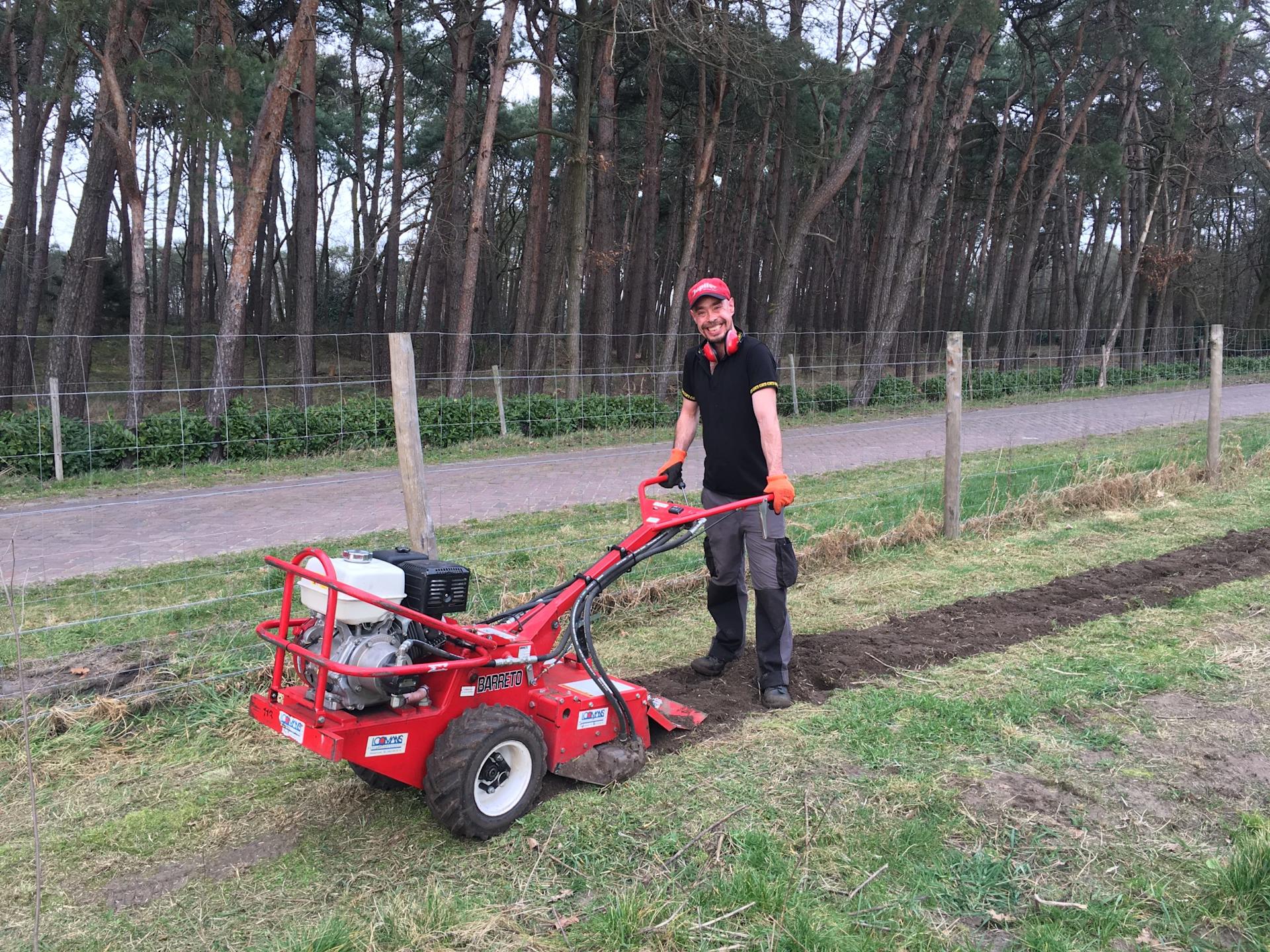 Micheal met een mulch machine