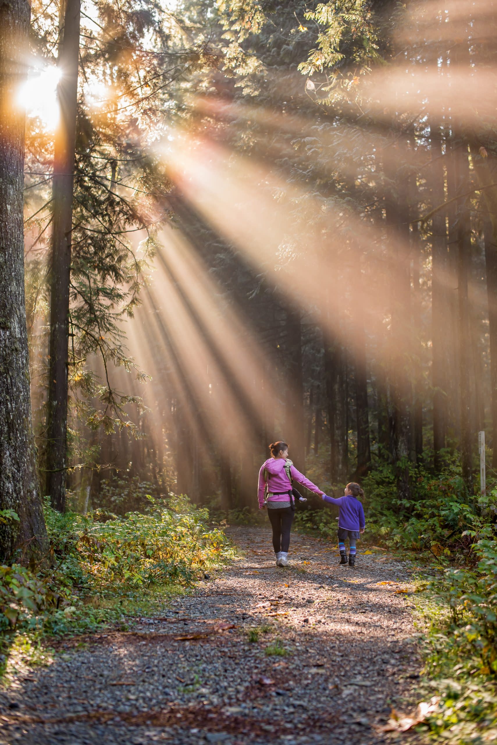 Moeder en kind in het bos