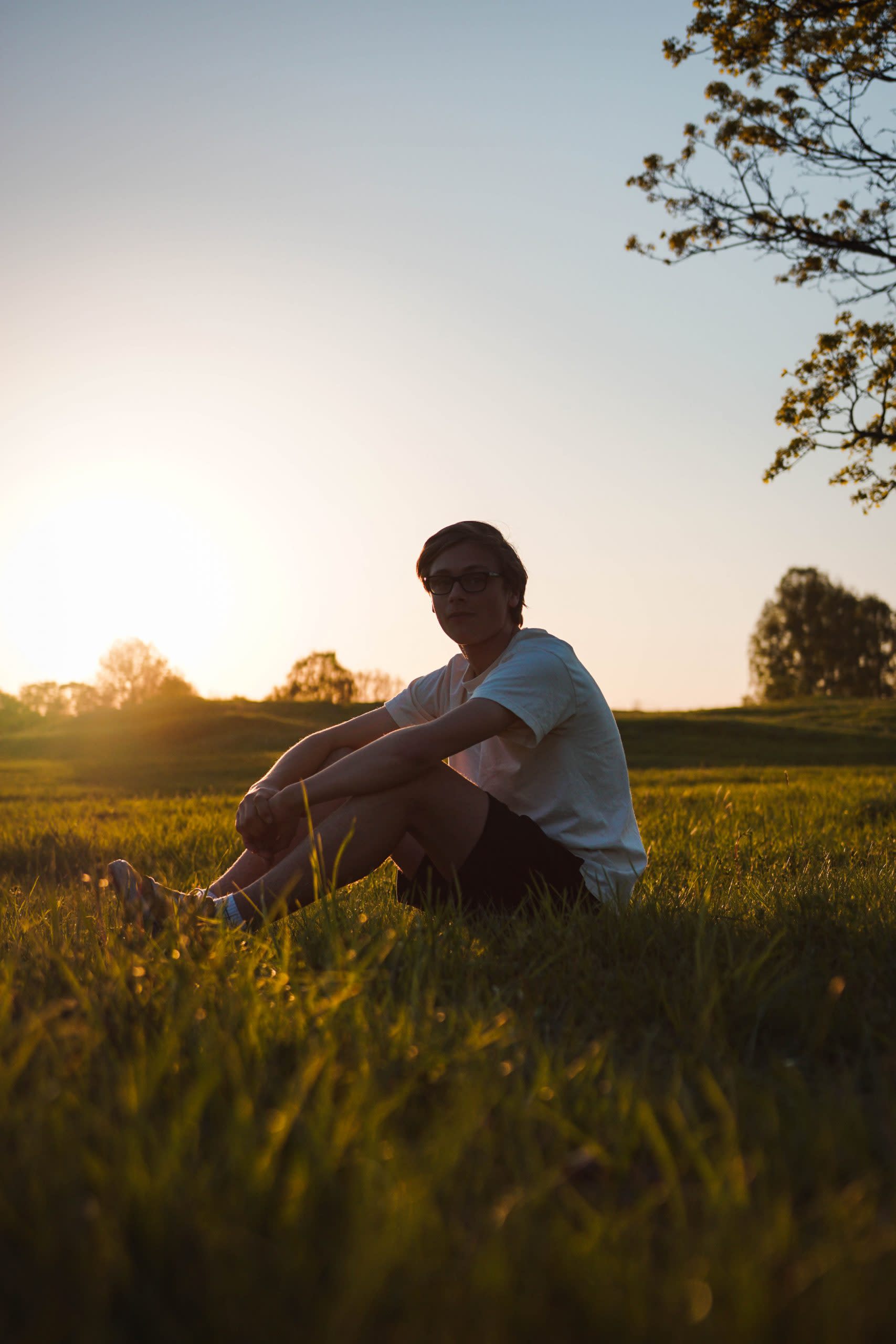 Jongen in het gras