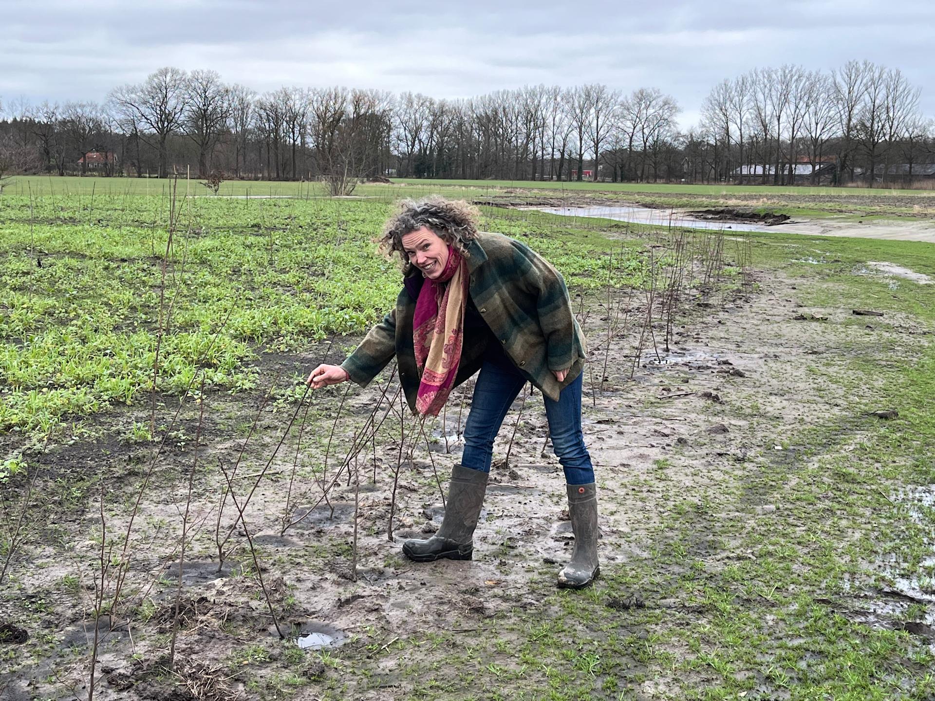 Patty Kluytmans in het Galderse voedselbos (Foto Waterschap Brabantse Delta )